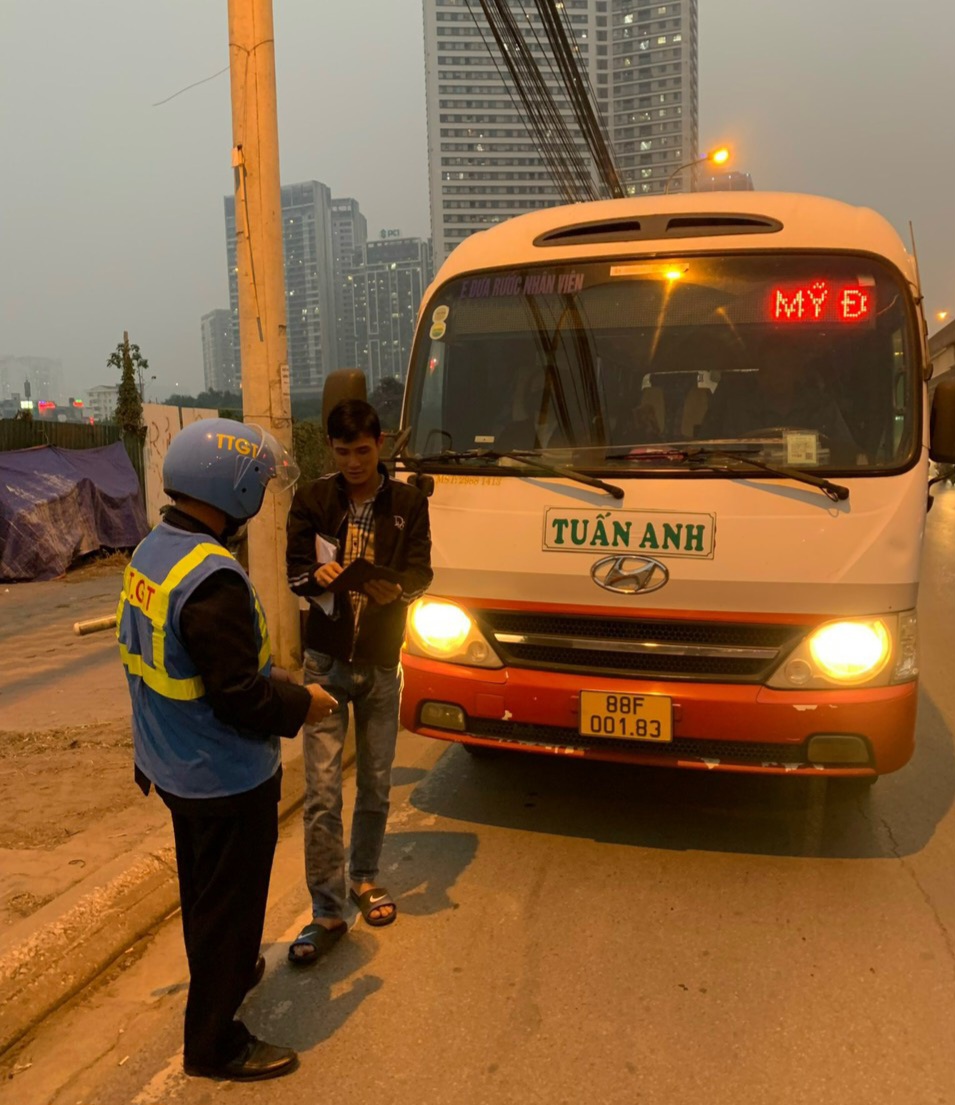TTGT Hà Nội "mật phục" ghi hình xử lý hàng loạt ôtô vi phạm đón khách dịp tết Dương lịch- Ảnh 1.