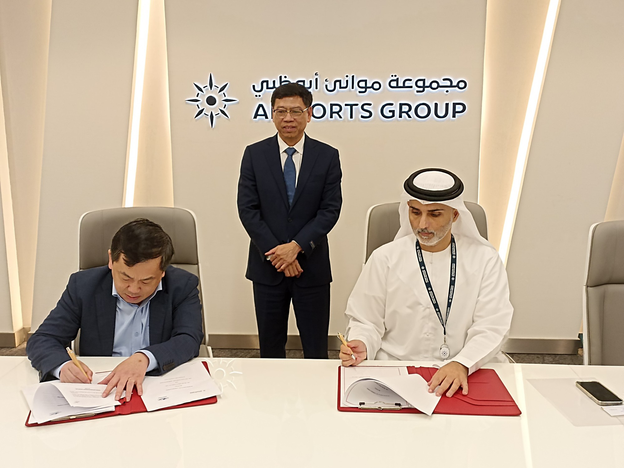 Cục Hàng hải VN ký biên bản ghi nhớ hợp tác với Tập đoàn Cảng Abu Dhabi- Ảnh 3.