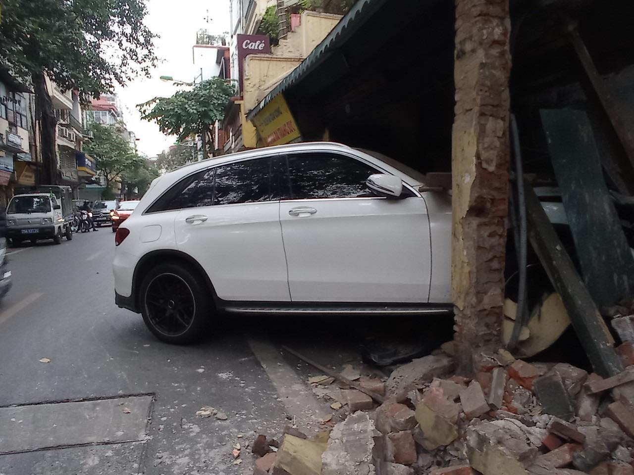 Hà Nội: Lộ nguyên nhân ôtô Mercedes đâm thẳng vào nhà dân trên phố Hàng Bạc lúc rạng sáng- Ảnh 1.