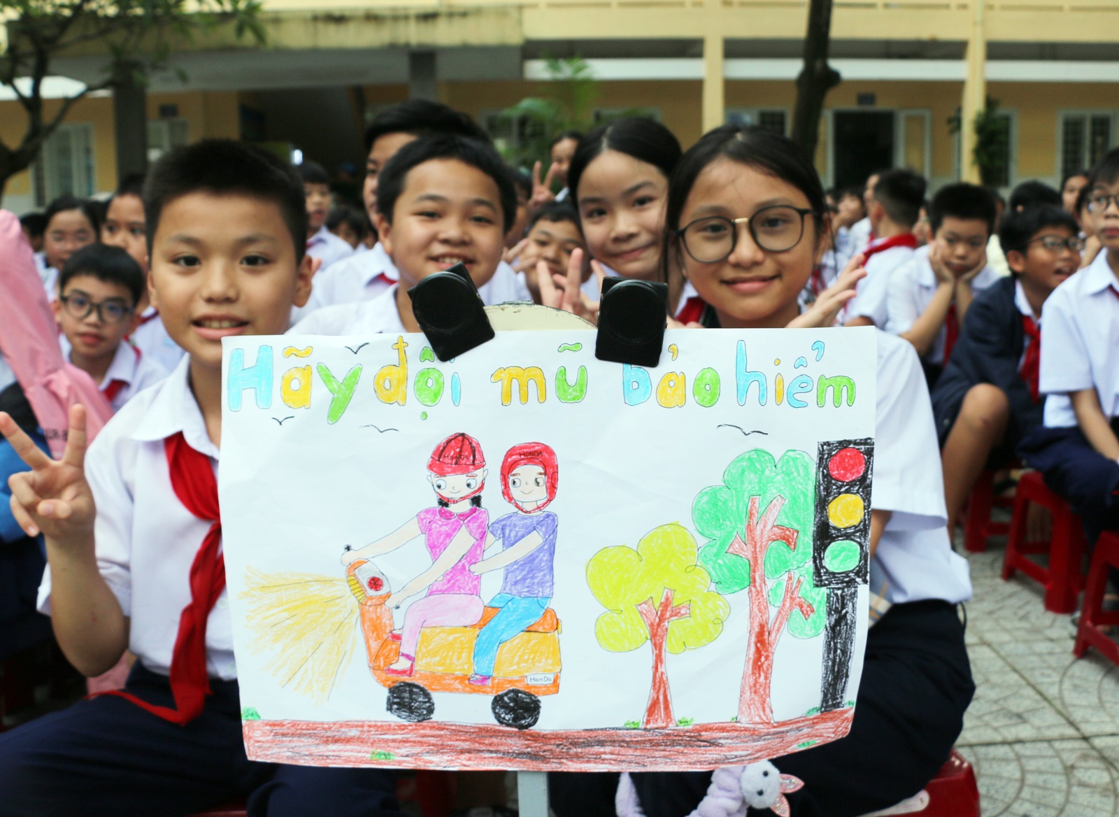 Học sinh Đà Nẵng hào hứng vẽ tranh cổ động "Hãy đội mũ bảo hiểm"- Ảnh 7.