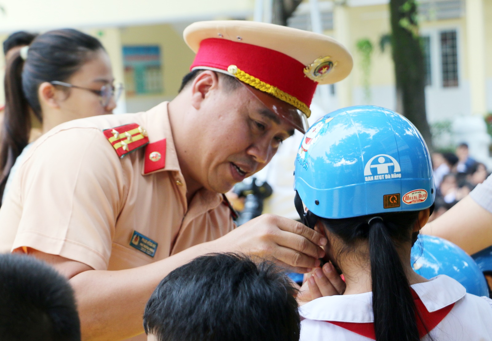 Học sinh Đà Nẵng hào hứng vẽ tranh cổ động "Hãy đội mũ bảo hiểm"- Ảnh 3.