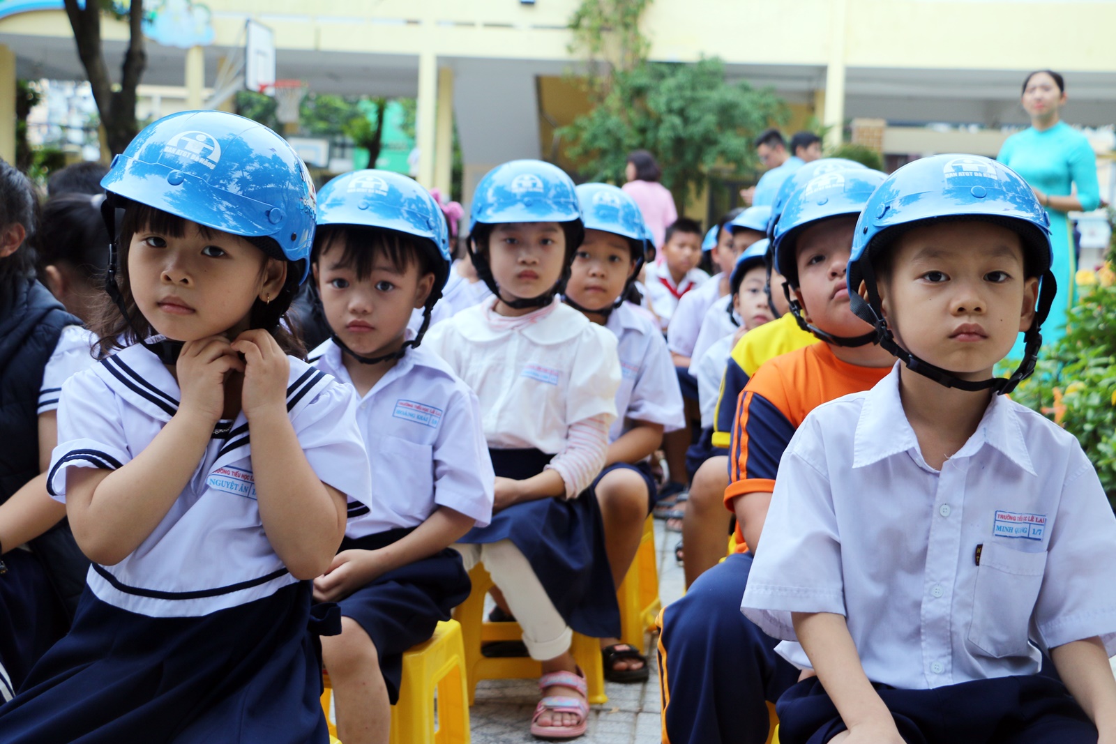 Học sinh Đà Nẵng hào hứng vẽ tranh cổ động "Hãy đội mũ bảo hiểm"- Ảnh 4.