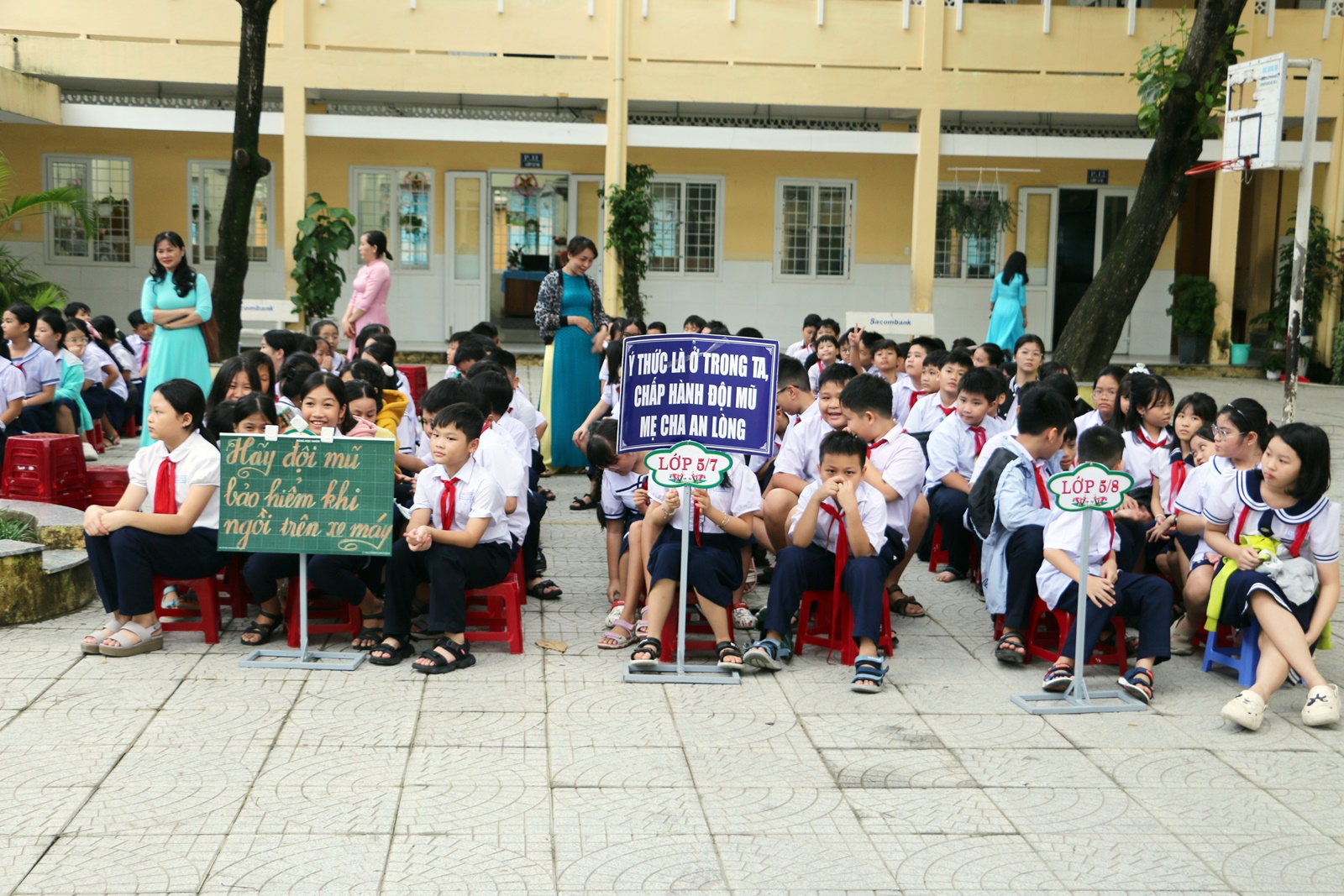 Học sinh Đà Nẵng hào hứng vẽ tranh cổ động "Hãy đội mũ bảo hiểm"- Ảnh 6.