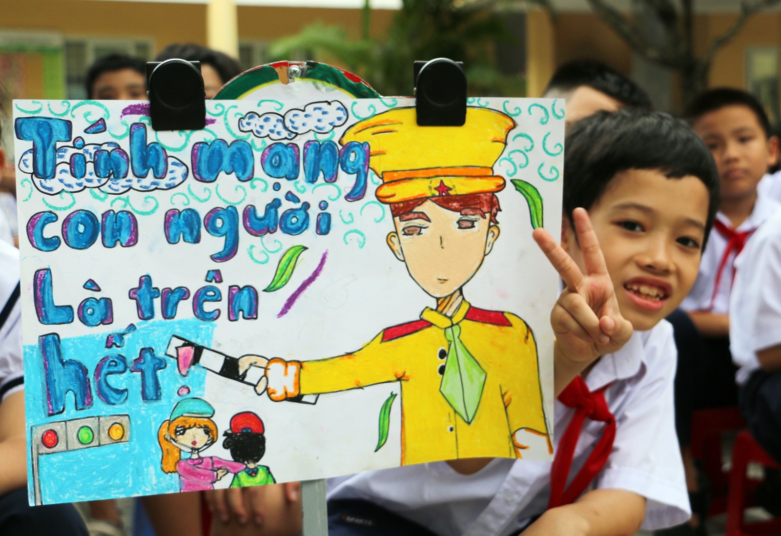 Học sinh Đà Nẵng hào hứng vẽ tranh cổ động "Hãy đội mũ bảo hiểm"- Ảnh 8.