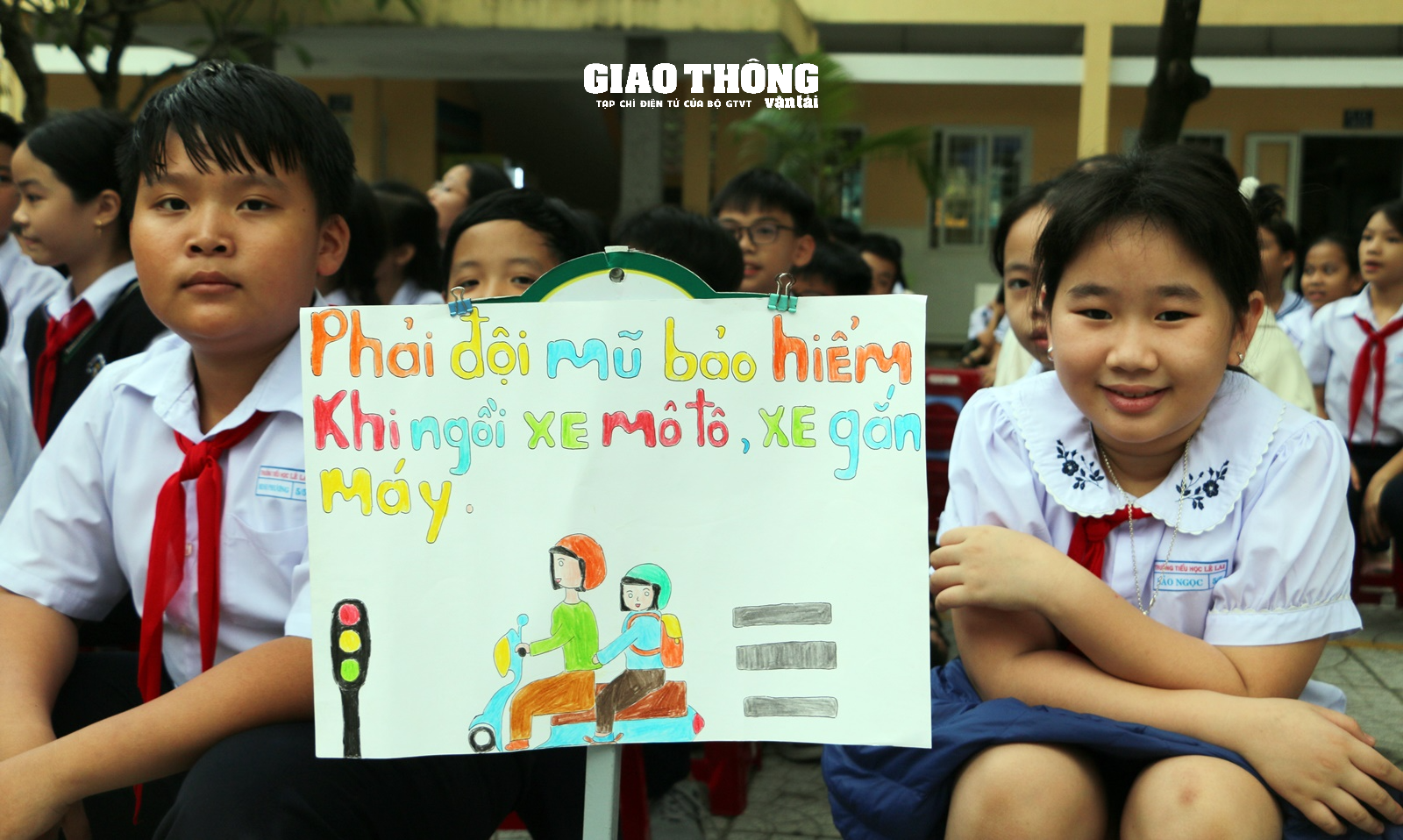 Học sinh Đà Nẵng hào hứng vẽ tranh cổ động "Hãy đội mũ bảo hiểm"- Ảnh 2.