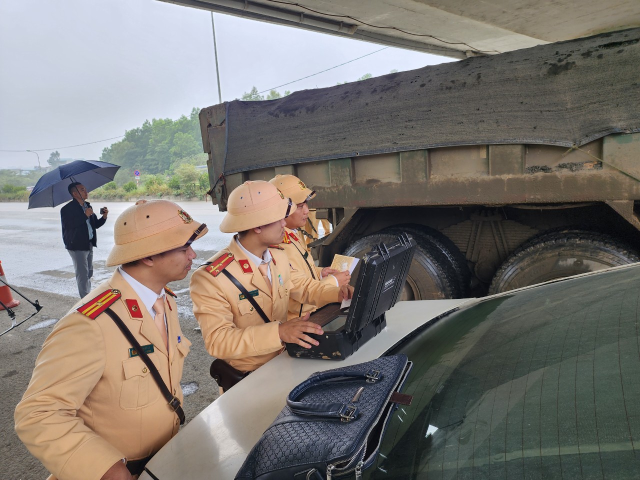CSGT Hà Nội đội mưa cân tải trọng xe "hổ vồ" trên quốc lộ- Ảnh 3.