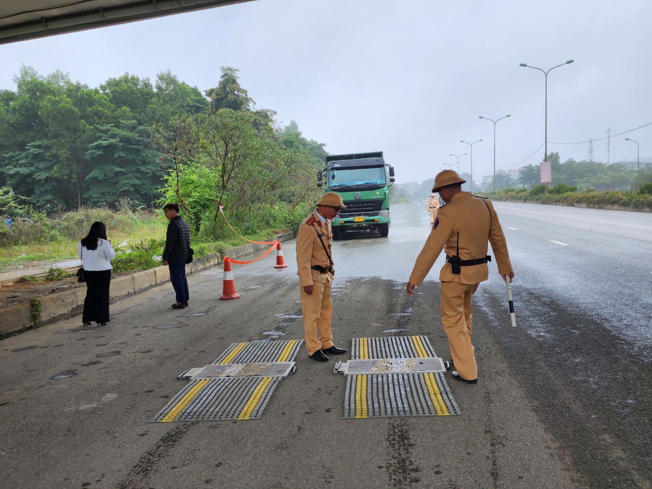 CSGT Hà Nội đội mưa cân tải trọng xe "hổ vồ" trên quốc lộ- Ảnh 5.