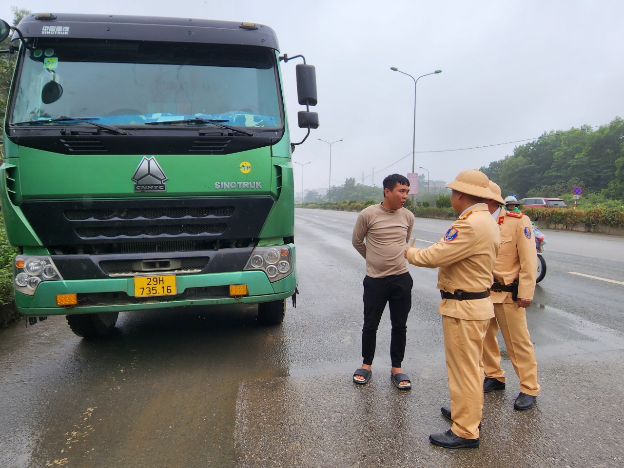 CSGT Hà Nội đội mưa cân tải trọng xe "hổ vồ" trên quốc lộ- Ảnh 4.