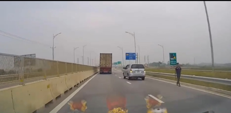 Video: Bị phạt tiền, tước GPLX, tài xế trần tình lý do lùi xe trên cao tốc- Ảnh 1.