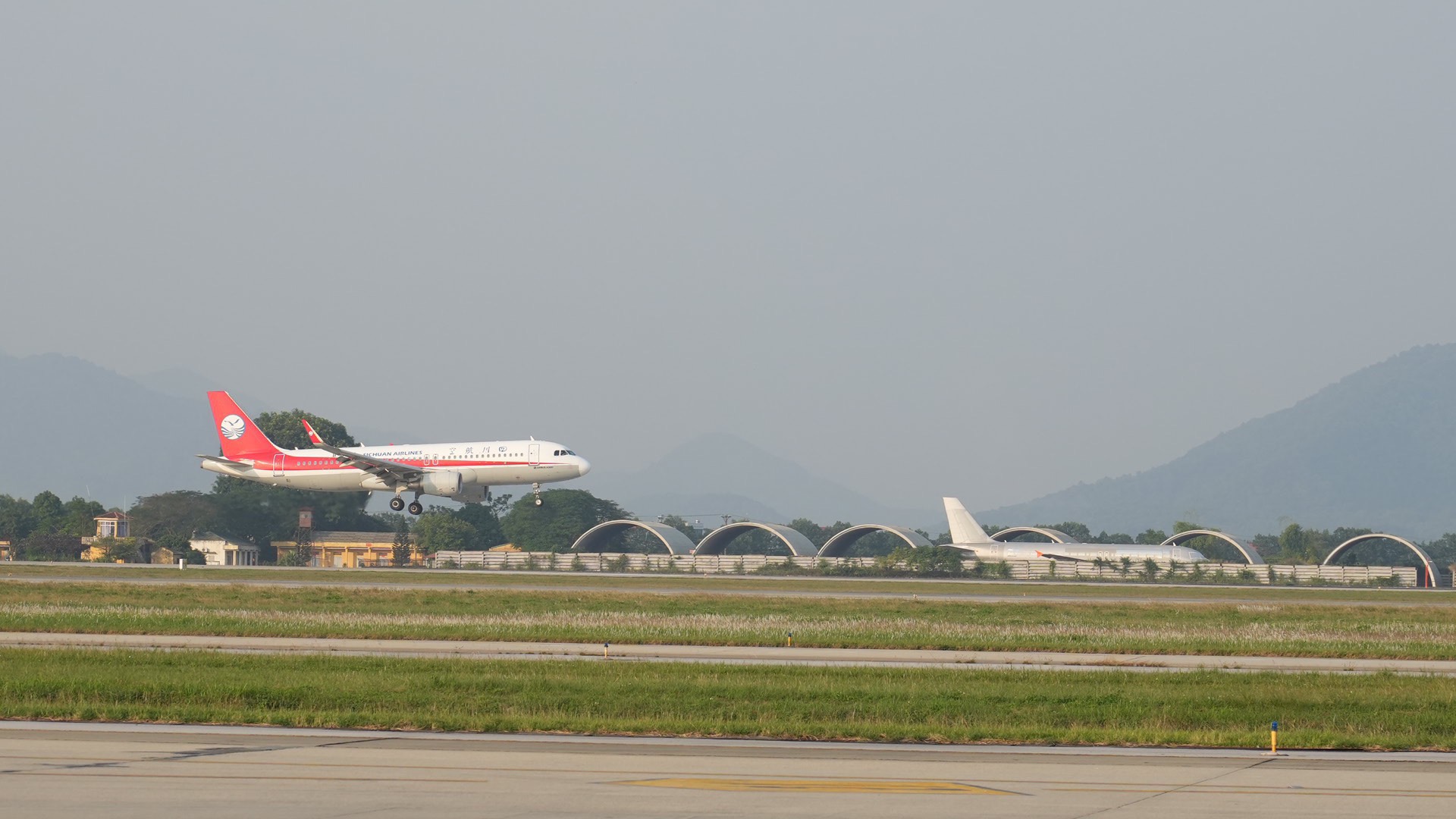 Cận cảnh thêm 1 hãng hàng không từ Trung Quốc mở đường bay tới Hà Nội- Ảnh 1.