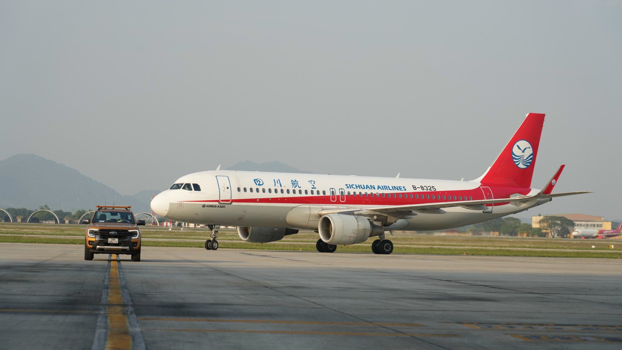 Cận cảnh thêm 1 hãng hàng không từ Trung Quốc mở đường bay tới Hà Nội- Ảnh 2.