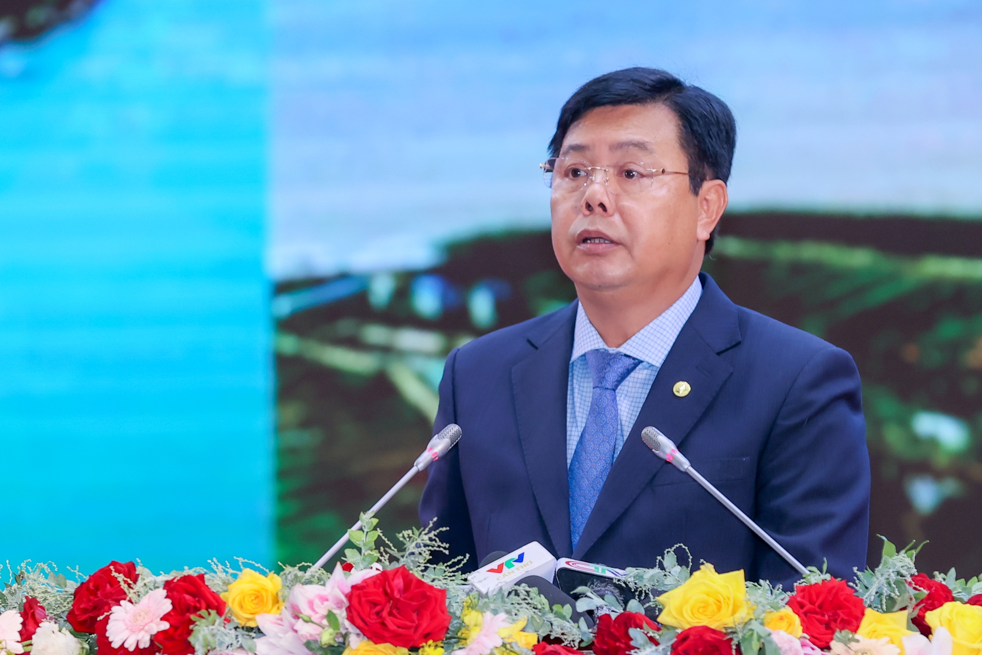 Thủ tướng: Phải thông tuyến cao tốc Bắc – Nam tới tận mũi Cà Mau, nâng cấp sân bay trước tháng 6/2025- Ảnh 3.