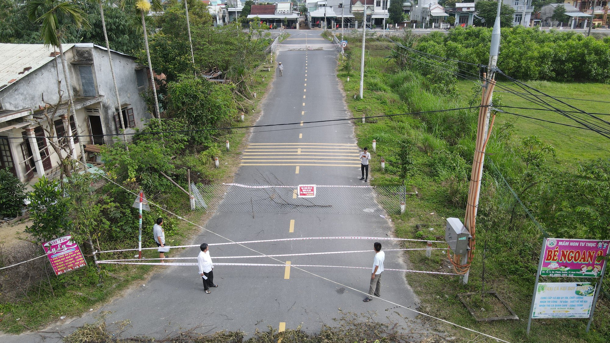 Đường Văn Thị Thừa bị dân chặn, người tham gia giao thông đi lại khó khăn - Ảnh 1.