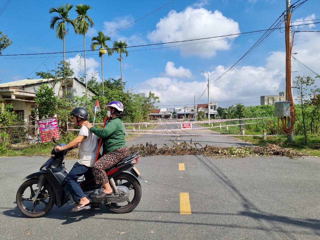 Đường Văn Thị Thừa bị dân chặn, người tham gia giao thông đi lại khó khăn - Ảnh 6.
