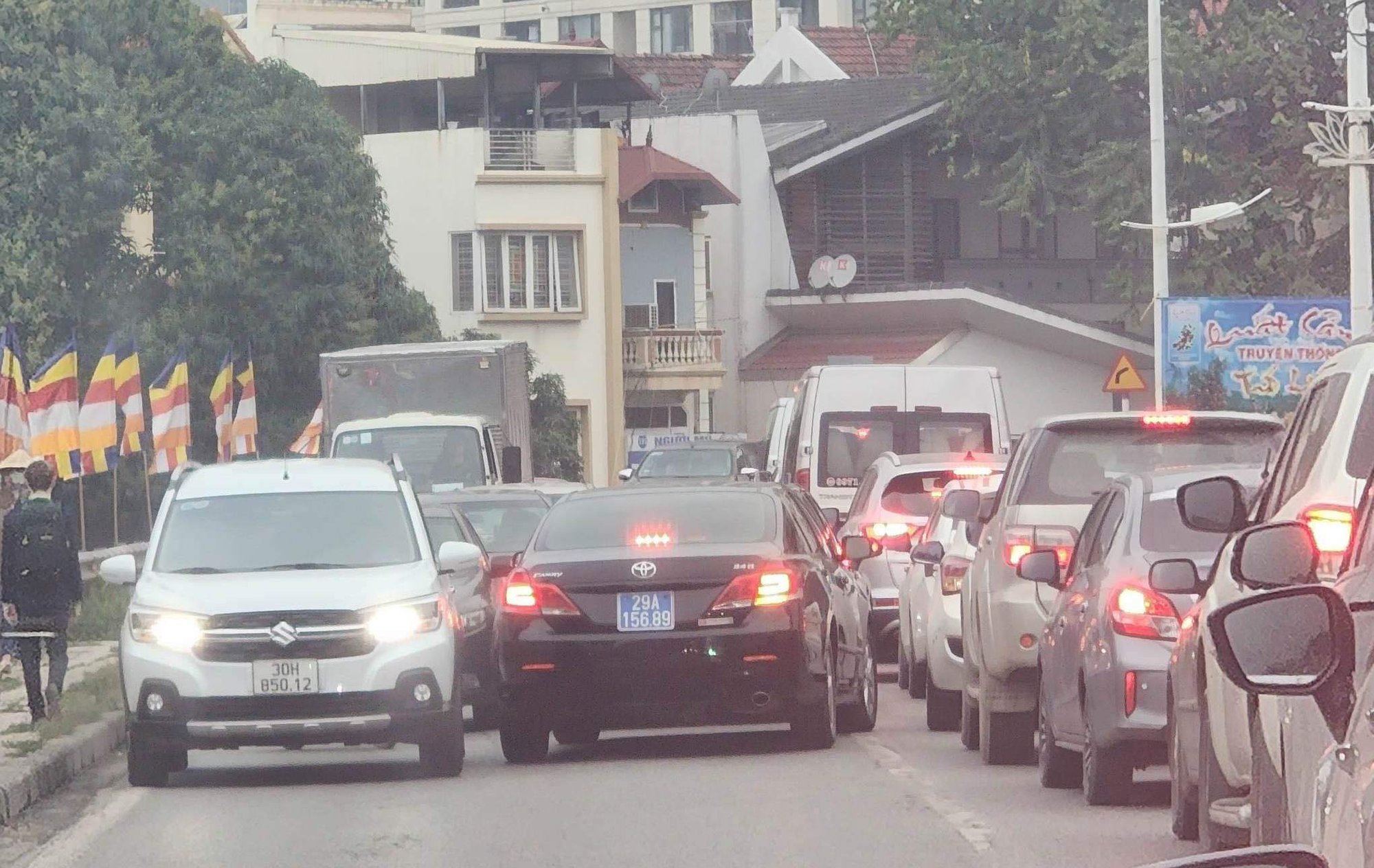 Hà Nội: Xác minh lái xe ô tô biển xanh vi phạm giao thông trên đường Âu Cơ để xử lý - Ảnh 1.