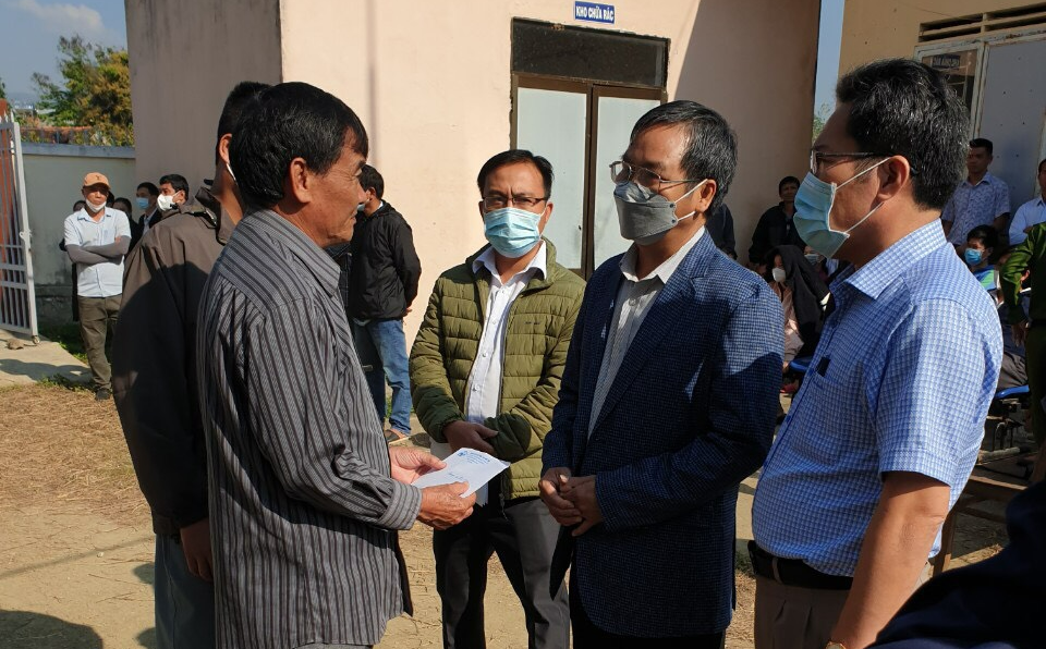 Ban ATGT tỉnh Kon Tum thăm, động viên gia đình nạn nhân vụ TNGT xe tải đè bẹp ô tô con - Ảnh 1.