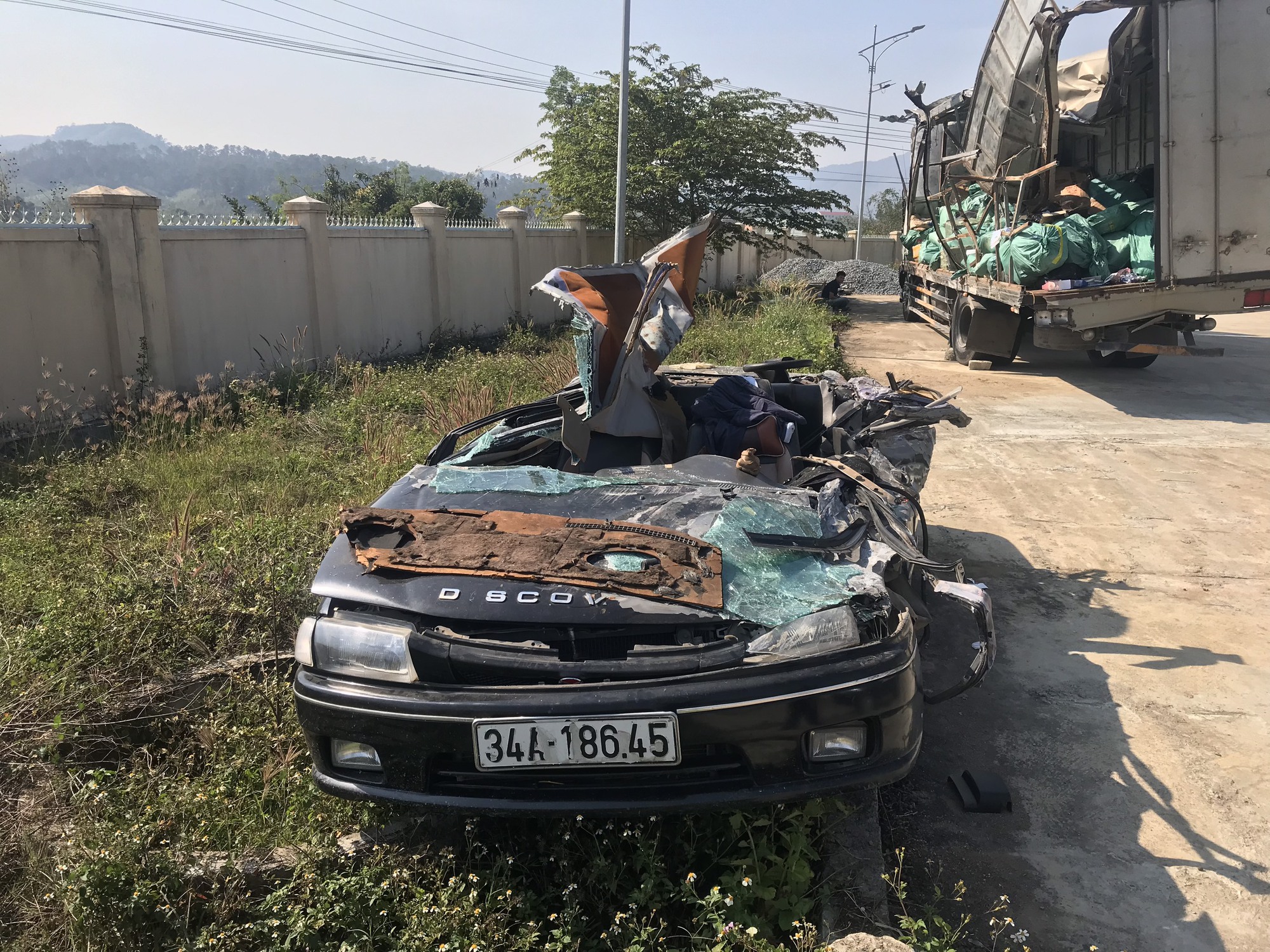 Ban ATGT tỉnh Kon Tum thăm, động viên gia đình nạn nhân vụ TNGT xe tải đè bẹp ô tô con - Ảnh 2.