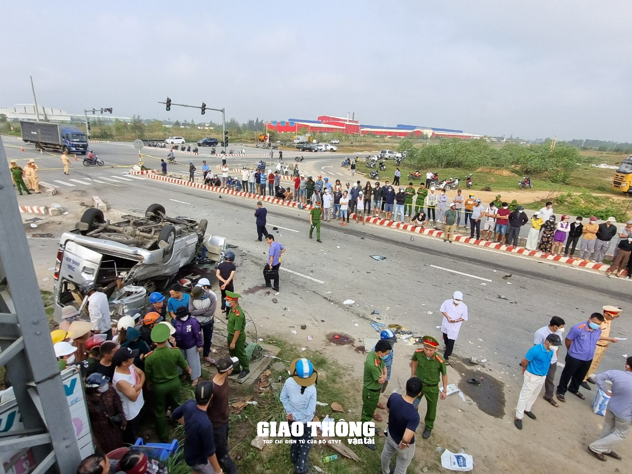 Nhân chứng kể lại thời khắc xảy ra vụ TNGT 8 người chết ở Quảng Nam: Người dân đập cửa xe cứu người - Ảnh 1.