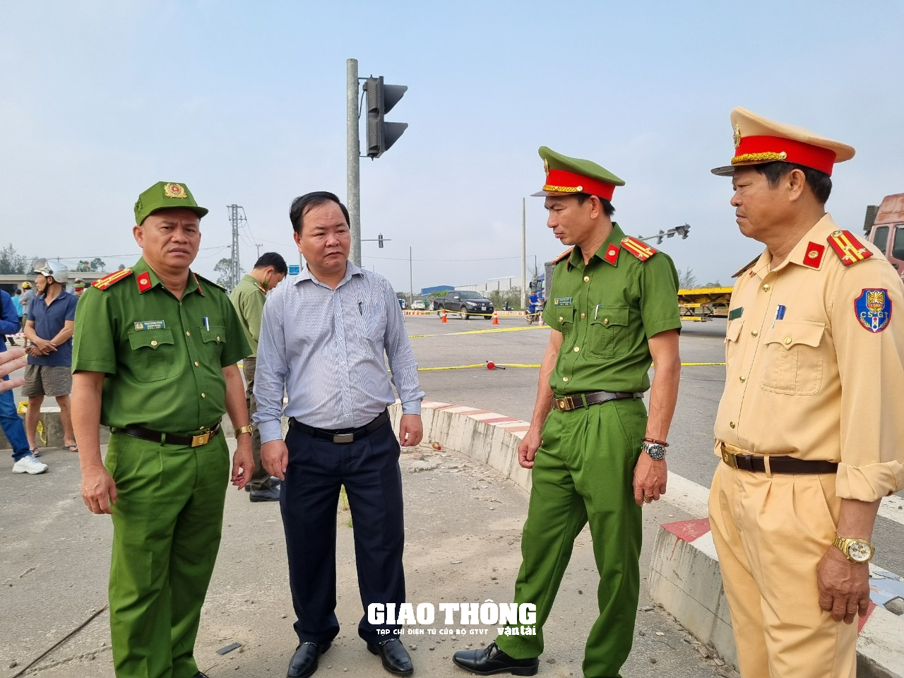 Nhân chứng kể lại thời khắc xảy ra vụ TNGT 8 người chết ở Quảng Nam: Người dân đập cửa xe cứu người - Ảnh 3.