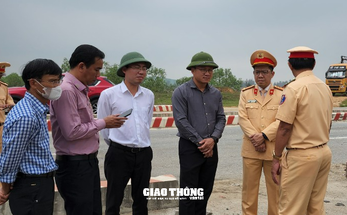 Ông Khuất Việt Hùng trực tiếp đến hiện trường chỉ đạo khắc phục vụ TNGT đặc biệt nghiêm trọng ở Quảng Nam - Ảnh 1.