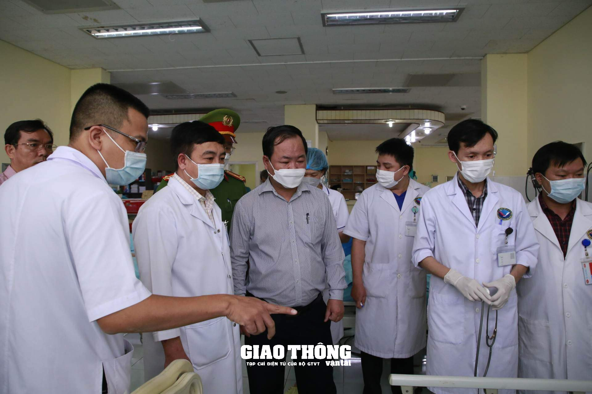 Ông Khuất Việt Hùng trực tiếp đến hiện trường chỉ đạo khắc phục vụ TNGT đặc biệt nghiêm trọng ở Quảng Nam - Ảnh 3.