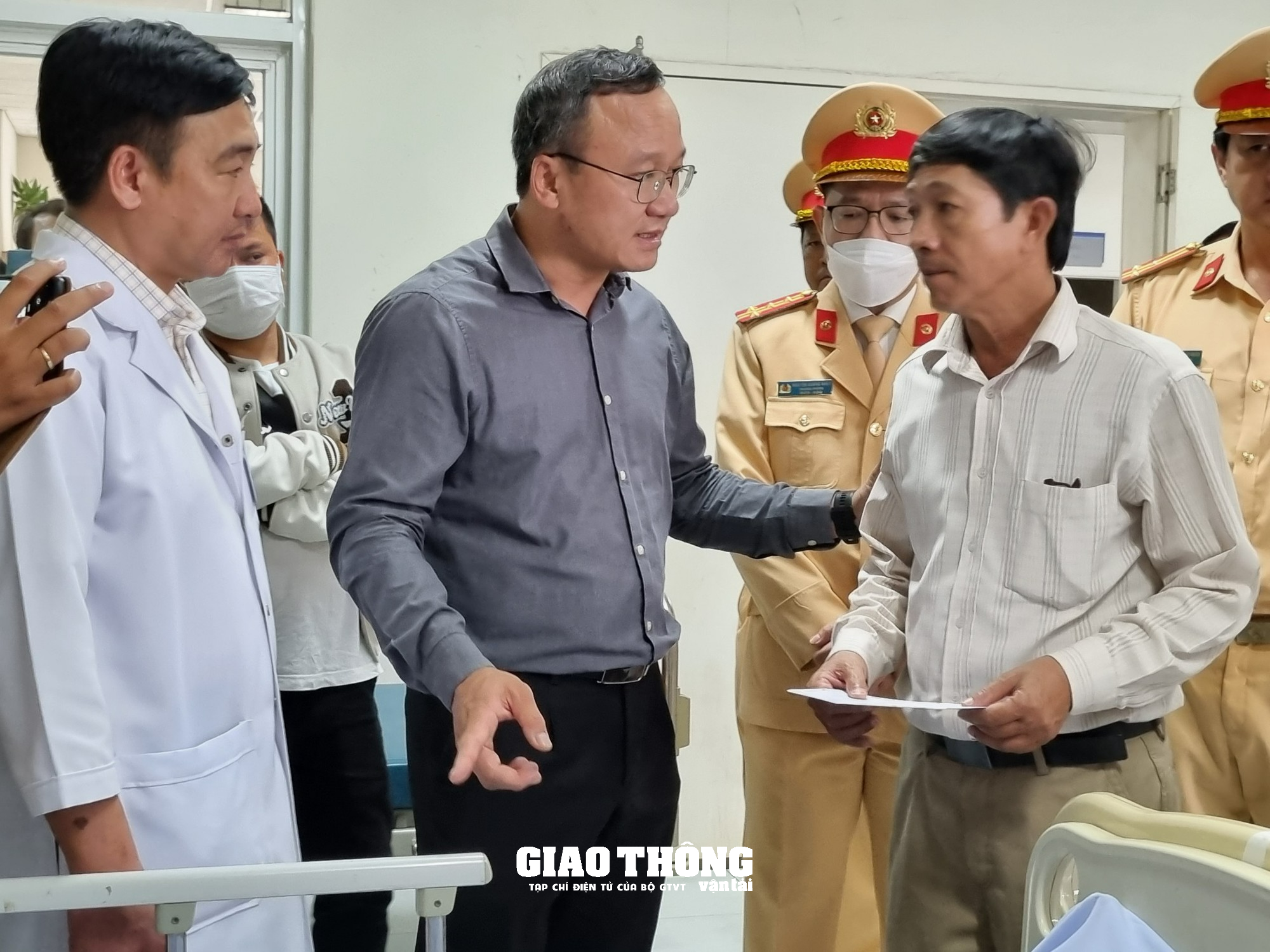 Ông Khuất Việt Hùng trực tiếp đến hiện trường chỉ đạo khắc phục vụ TNGT đặc biệt nghiêm trọng ở Quảng Nam - Ảnh 7.