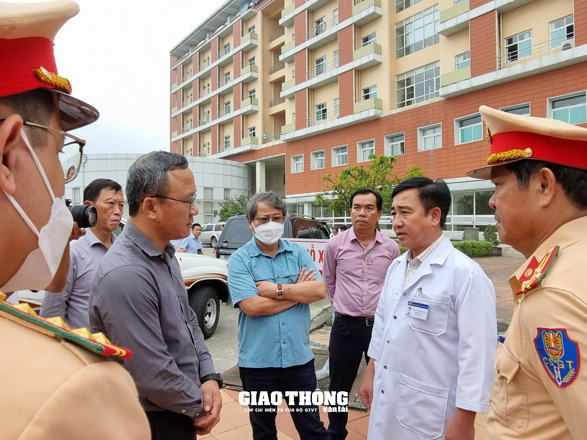 Ông Khuất Việt Hùng trực tiếp đến hiện trường chỉ đạo khắc phục vụ TNGT đặc biệt nghiêm trọng ở Quảng Nam - Ảnh 10.