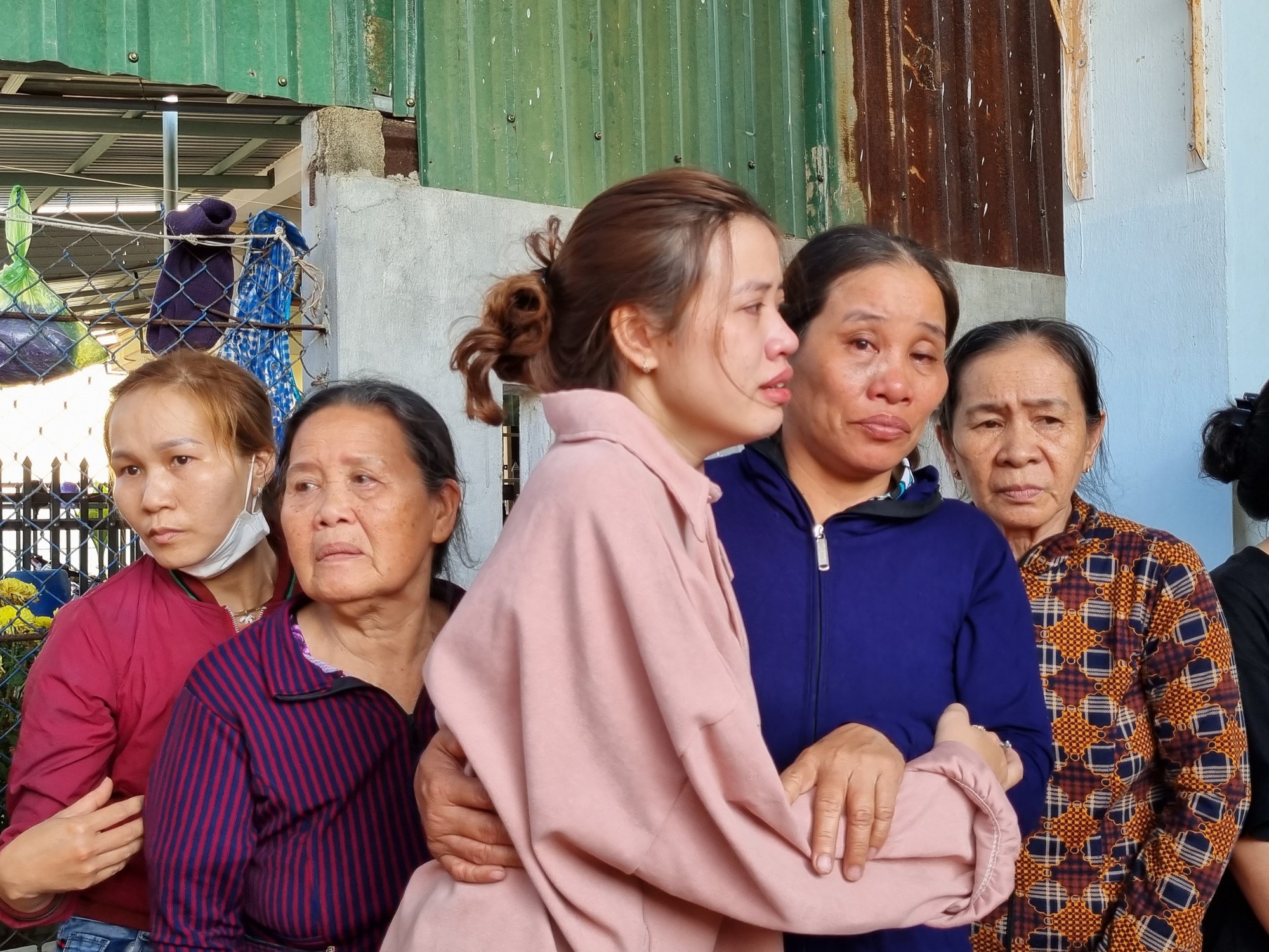 Ông Khuất Việt Hùng trực tiếp thăm gia đình các nạn nhân tử vong do TNGT ở Quảng Nam - Ảnh 2.
