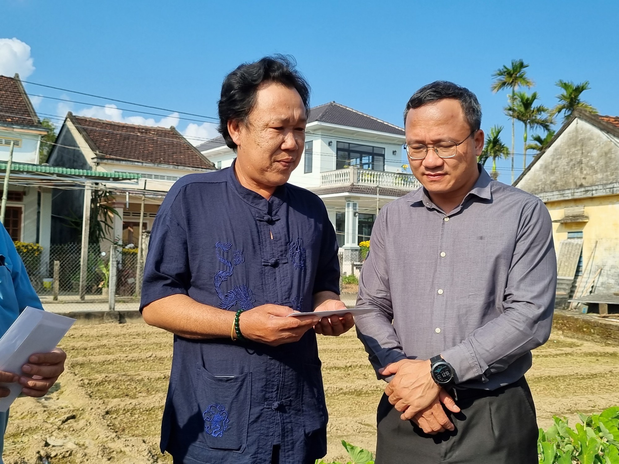 Ông Khuất Việt Hùng trực tiếp thăm gia đình các nạn nhân tử vong do TNGT ở Quảng Nam - Ảnh 3.