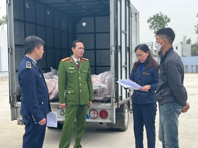 Hà Nội:  Cảnh sát bắt ôtô tải vận chuyển 7 tấn nầm lợn bốc mùi tại huyện Chương Mỹ - Ảnh 1.