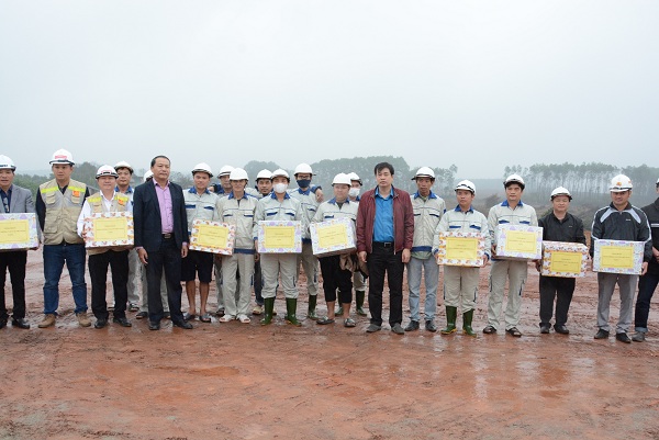 Công đoàn GTVT Việt Nam tặng quà công nhân  dự án cao tốc Bắc - Nam qua Hà Tĩnh - Ảnh 3.