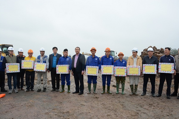 Công đoàn GTVT Việt Nam tặng quà công nhân  dự án cao tốc Bắc - Nam qua Hà Tĩnh - Ảnh 2.