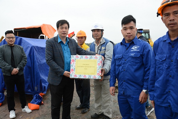 Công đoàn GTVT Việt Nam tặng quà công nhân  dự án cao tốc Bắc - Nam qua Hà Tĩnh - Ảnh 1.