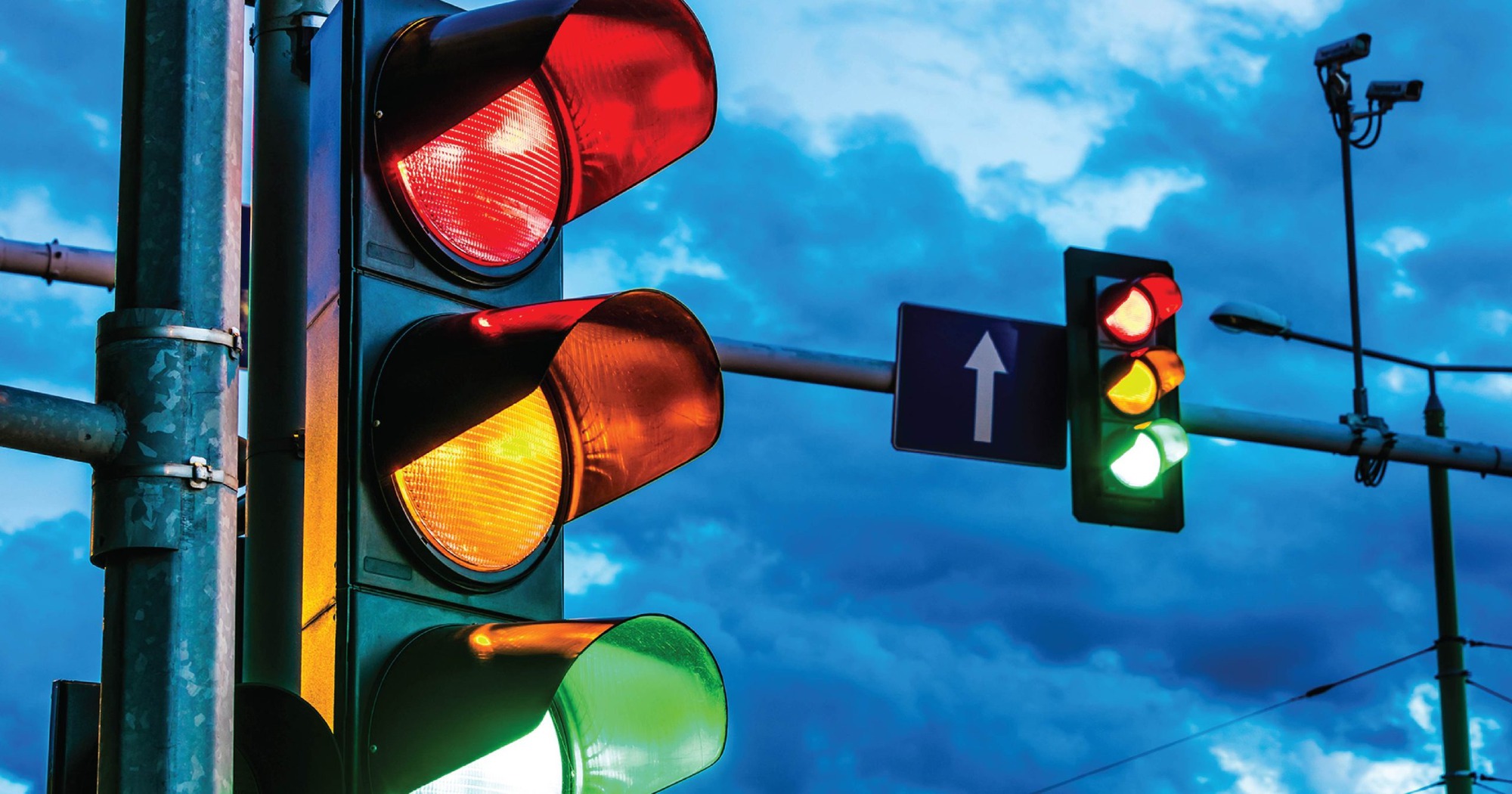Ngoài đèn xanh, đèn đỏ, đèn vàng cần có thêm đèn tín hiệu giao thông thứ tư?