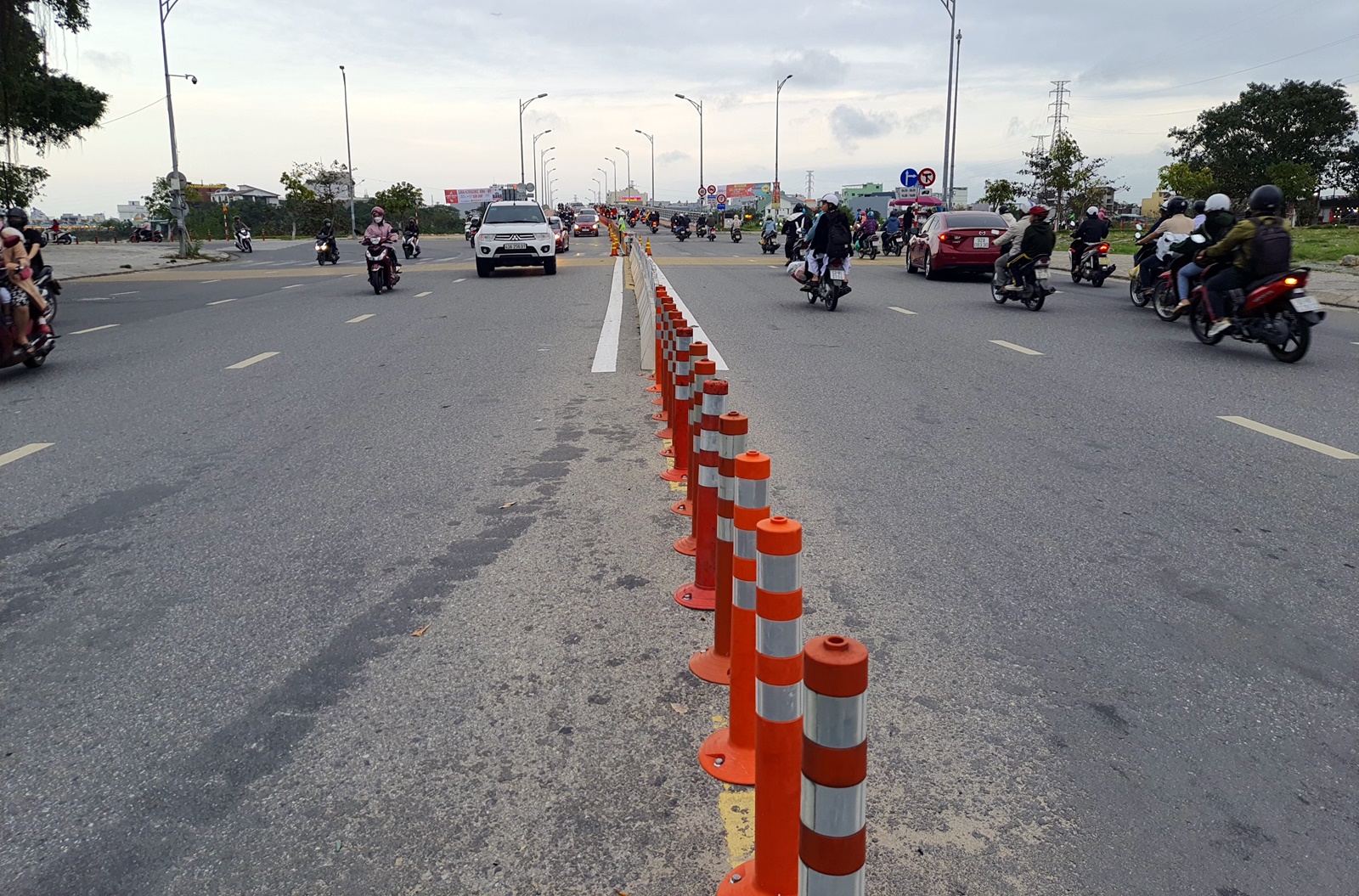 Đà Nẵng: Đặt rào chắn di động, giảm ùn tắc nút giao cầu Hòa Xuân - Ảnh 5.
