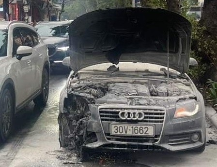 Hà Nội: Xe Audi đang di chuyển bất ngờ cháy trên Đường Láng - Ảnh 1.