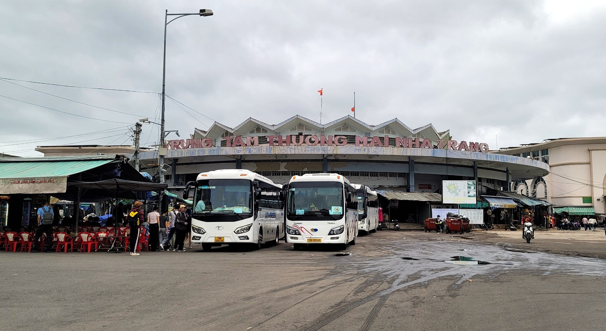 Khánh Hòa gỡ khó cho xe trên 29 chỗ chở khách du lịch tàu biển - Ảnh 1.