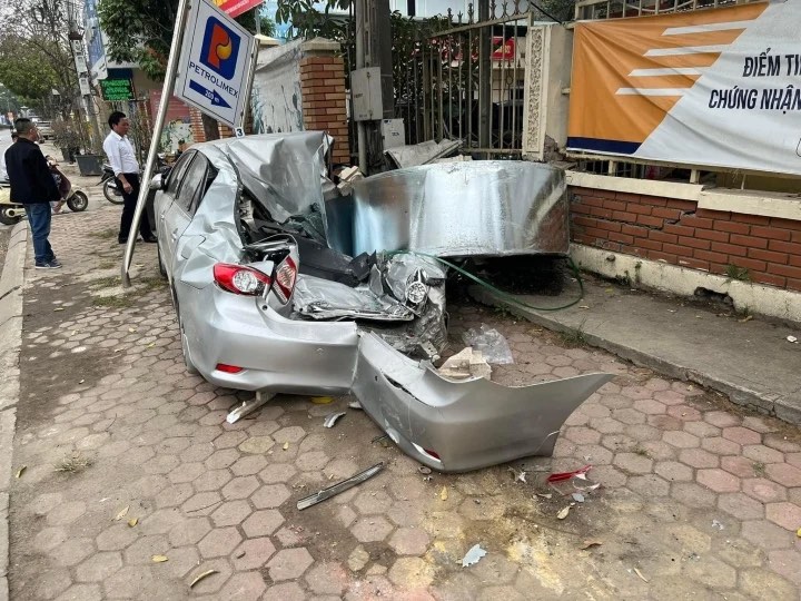 Hà Nội: Kinh hoàng ôtô con bẹp dúm sau tai nạn với xe container chở cuộn thép tại Thật Thất - Ảnh 1.