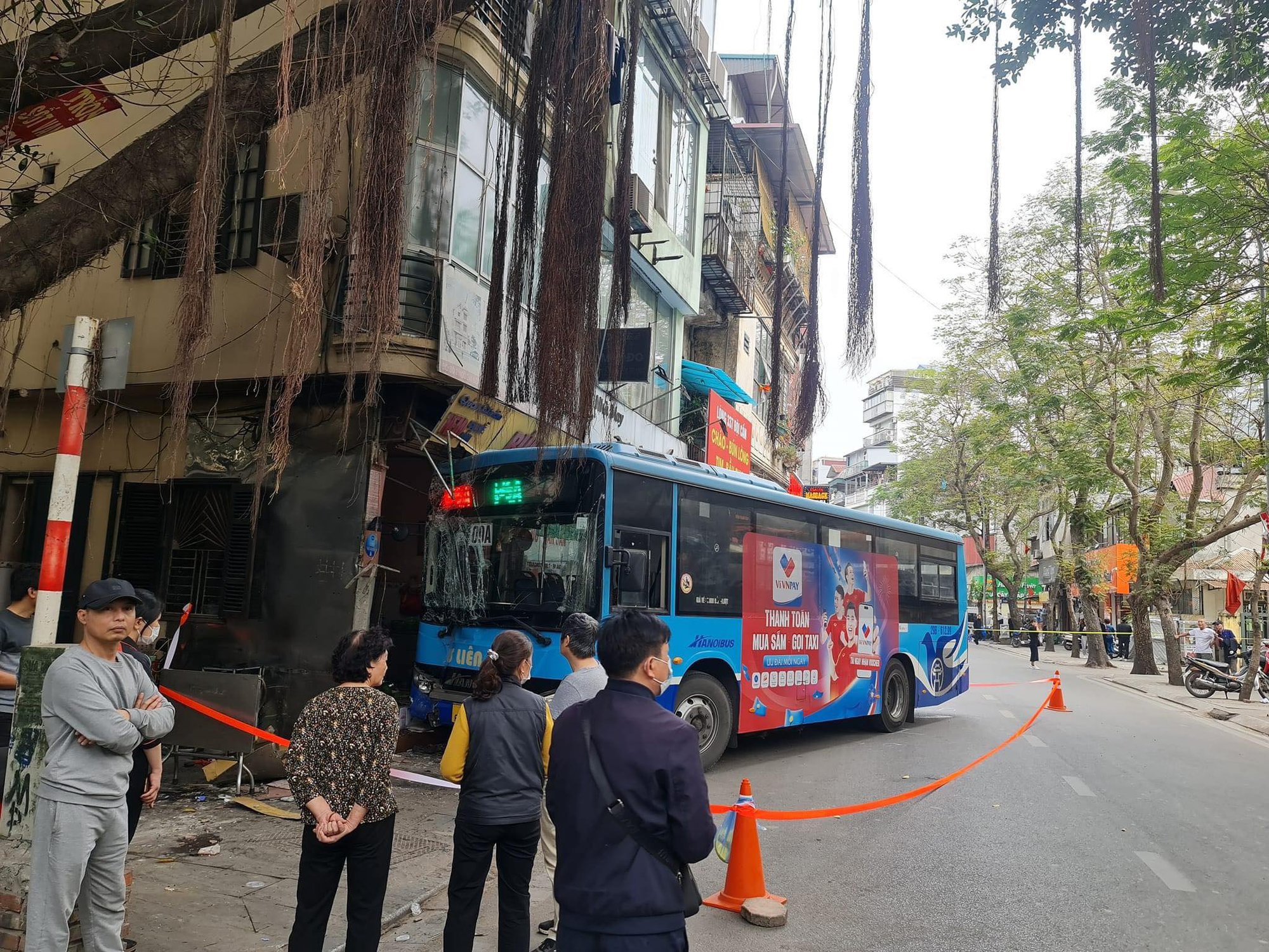 Hà Nội: Điều tra nguyên nhân xe buýt mất lái đâm vào quán ăn - Ảnh 1.