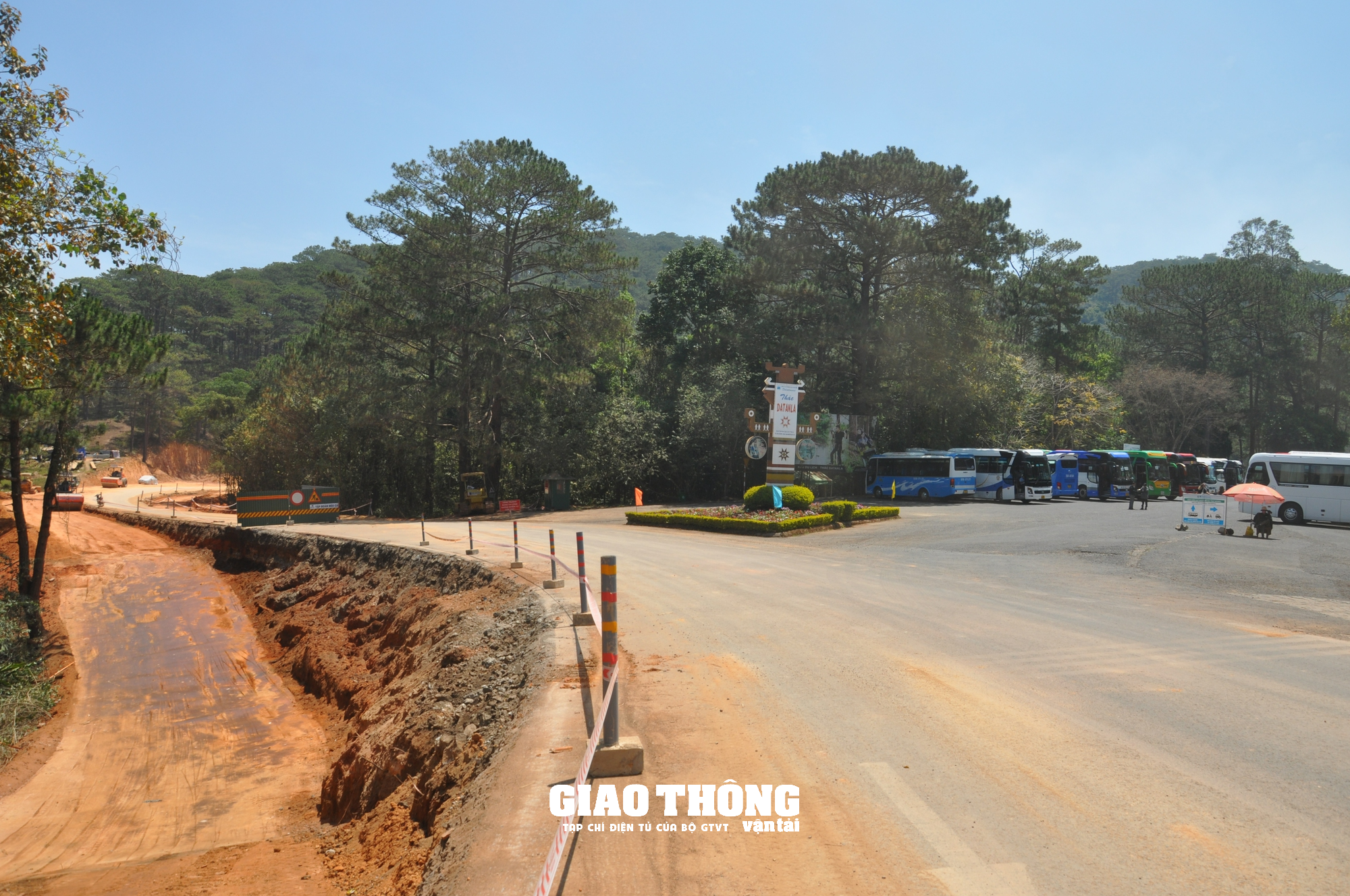 Cận cảnh thi công toàn tuyến đường đèo Prenn ở Lâm Đồng - Ảnh 3.