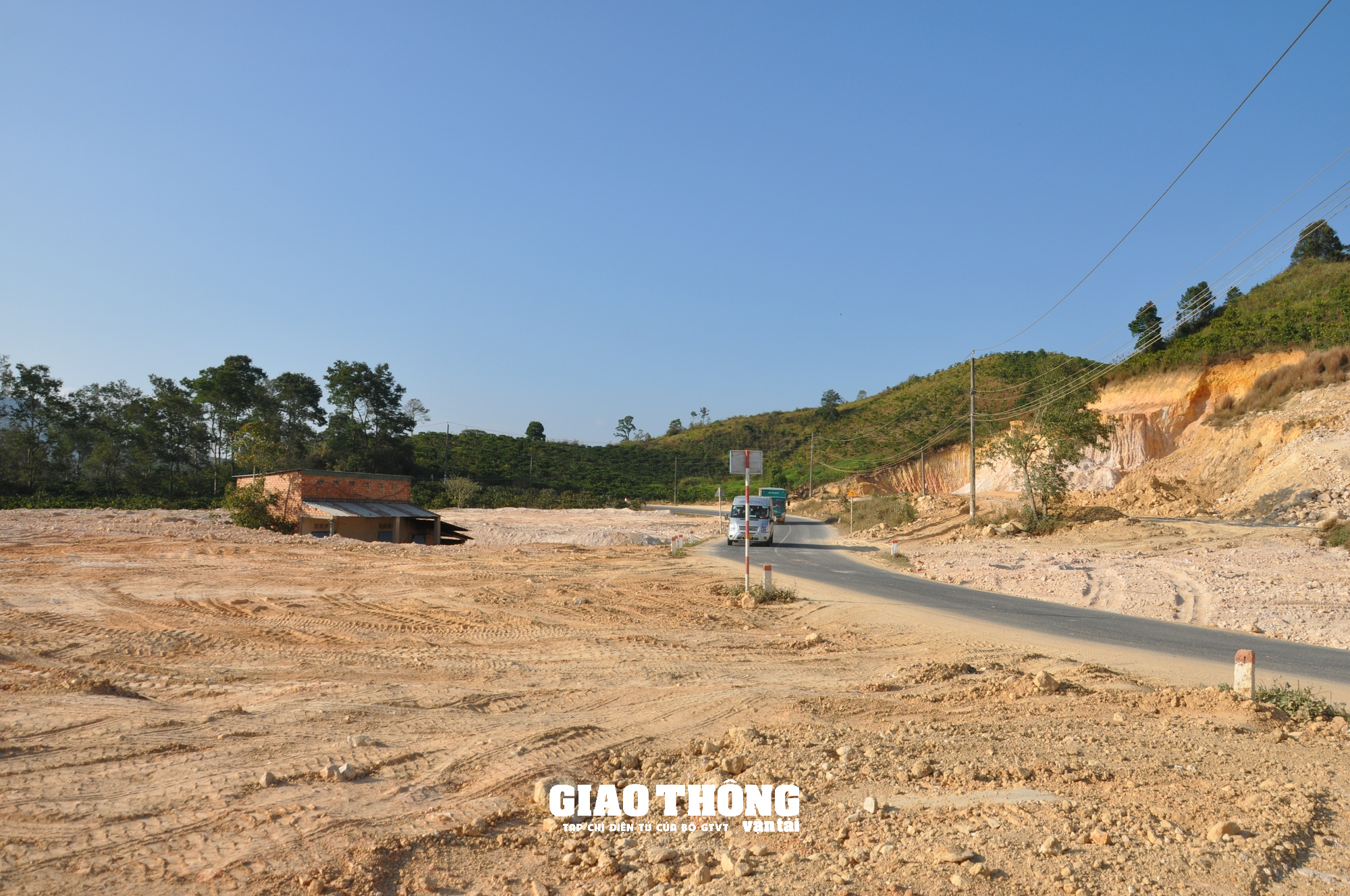 Nhức nhối nạn đào, san lấp mặt bằng xâm phạm hành lang tuyến QL27, ĐT724 ở Lâm Đồng - Ảnh 1.