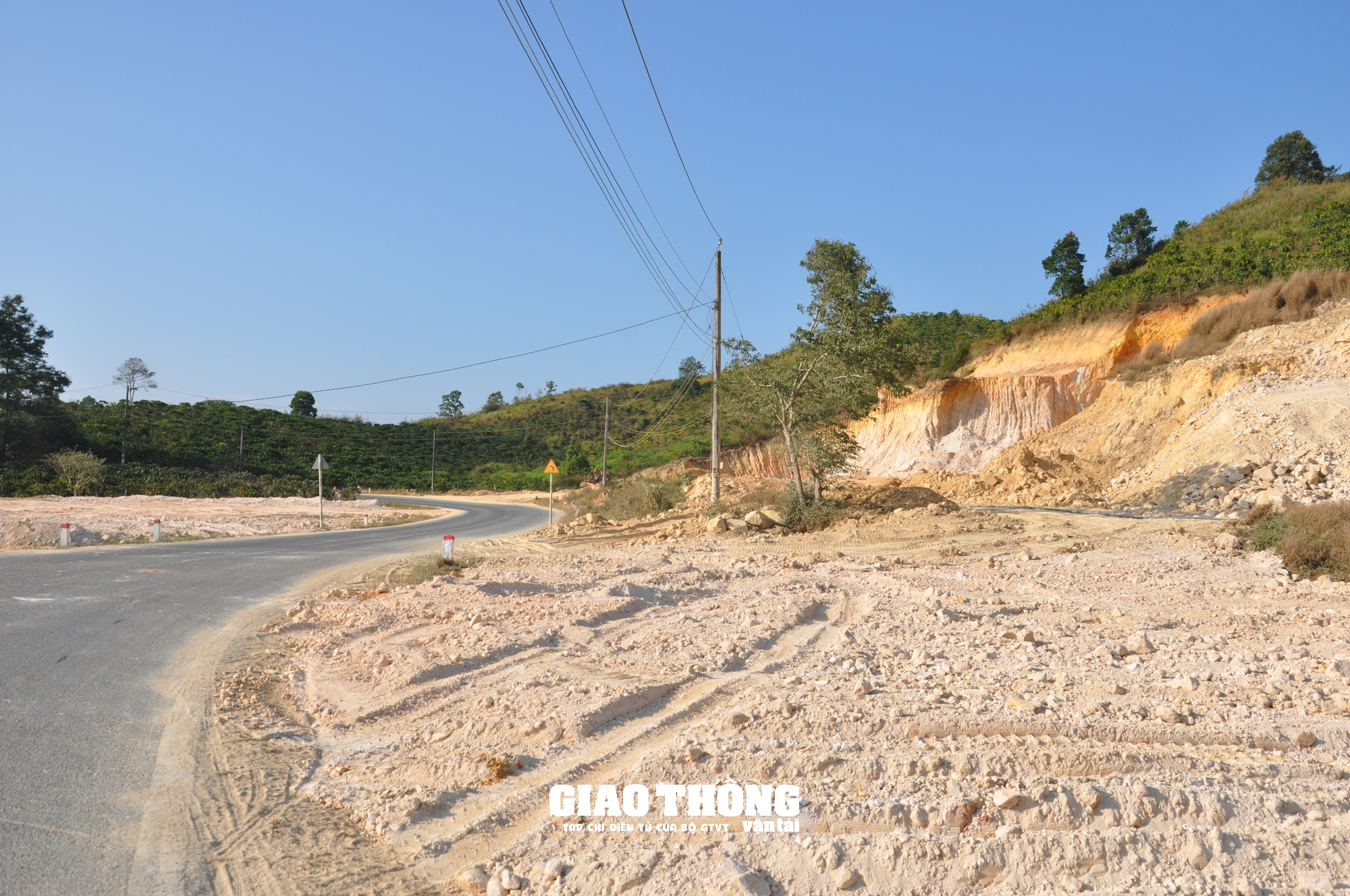 Nhức nhối nạn đào, san lấp mặt bằng xâm phạm hành lang tuyến QL27, ĐT724 ở Lâm Đồng - Ảnh 6.