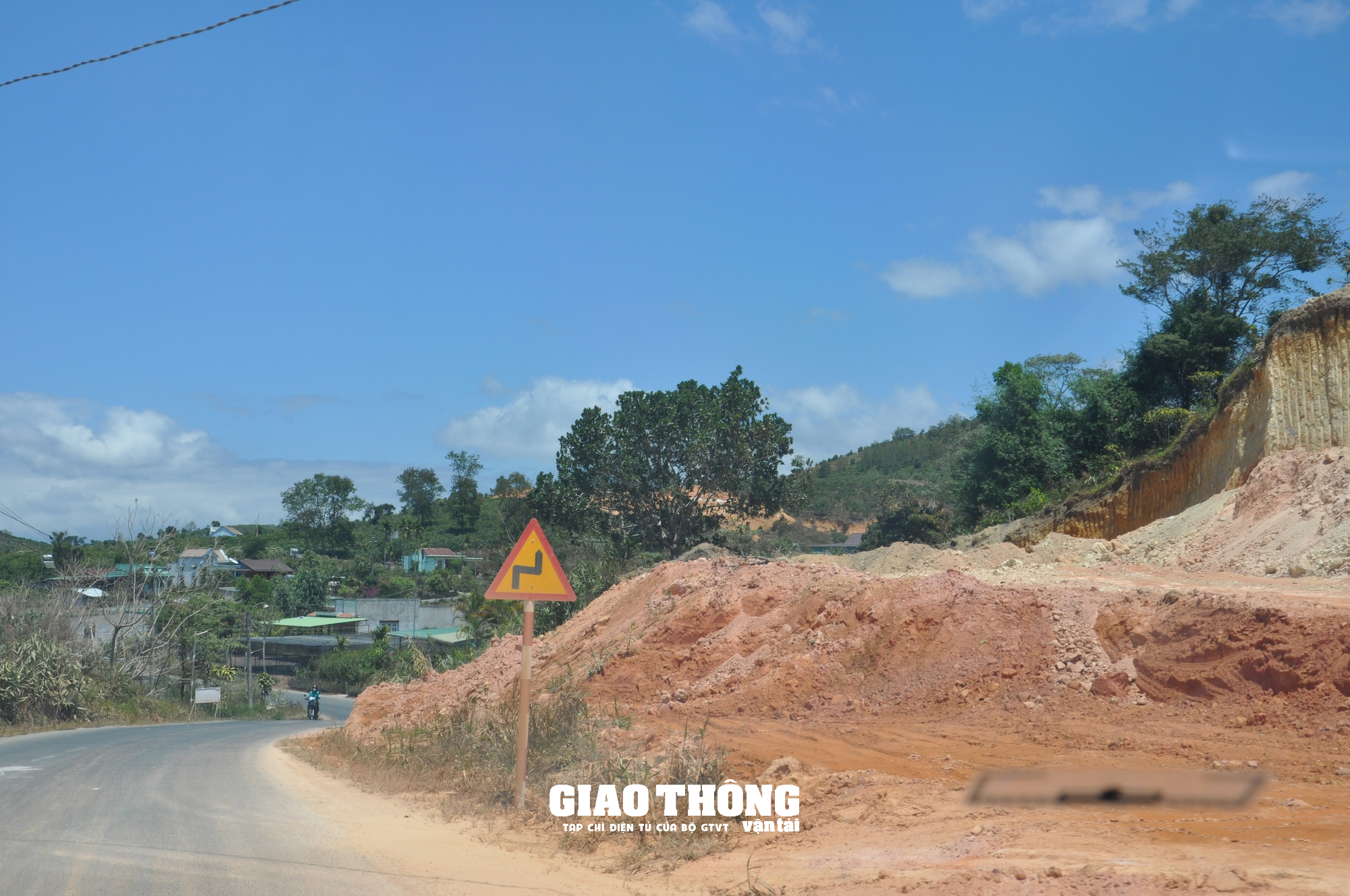 Nhức nhối nạn đào, san lấp mặt bằng dọc hành lang tuyến QL27, ĐT724 ở Lâm Đồng - Ảnh 2.