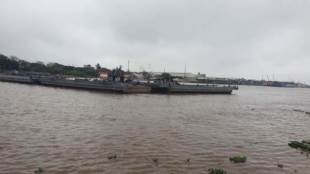 Thông tin bất ngờ vụ tàu 3.000 tấn đâm vào cầu phao Ninh Cường - Ảnh 1.