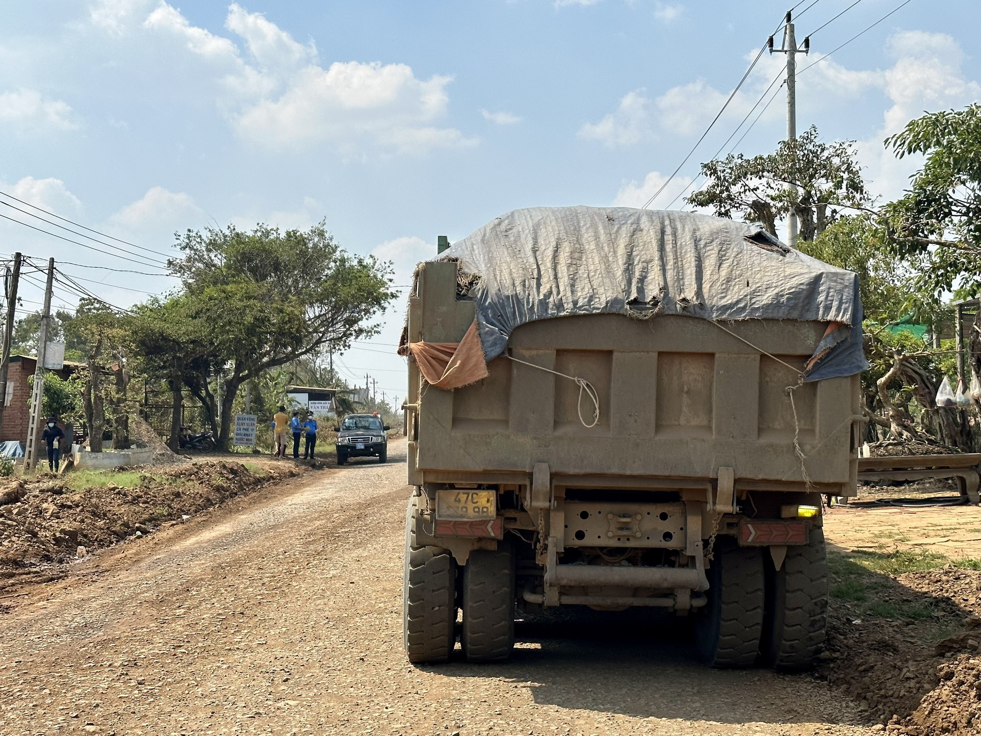Đắk Lắk: Xe tải đang bị tạm giữ tem kiểm định vẫn ngang nhiên chở hàng quá tải - Ảnh 1.