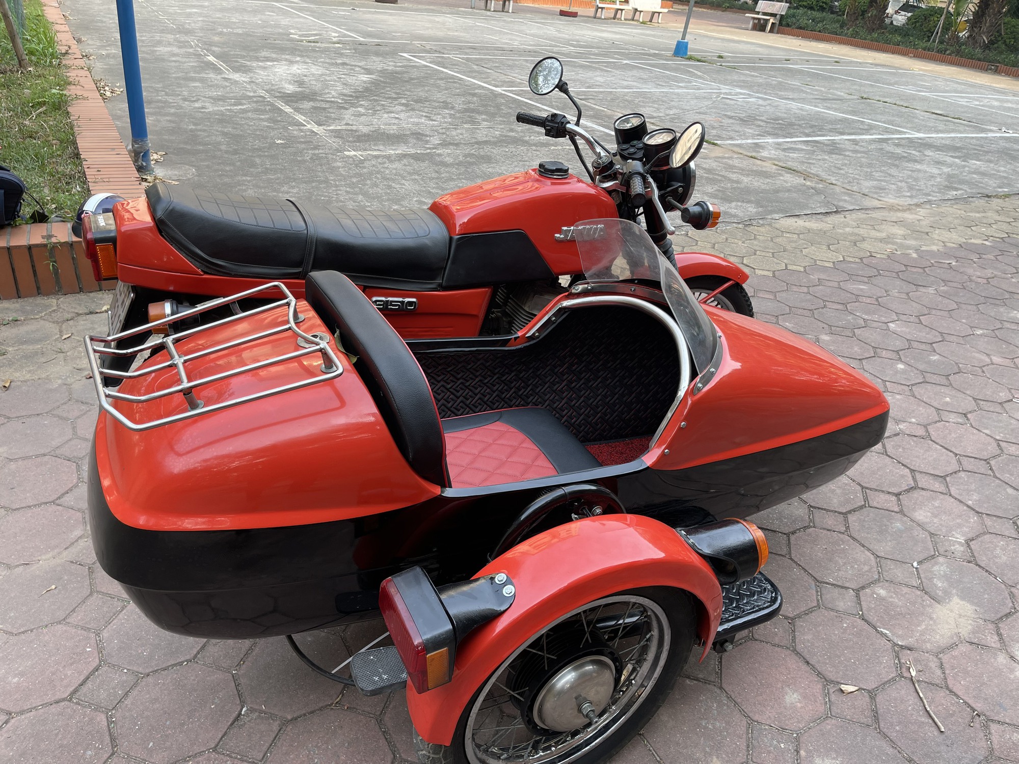 Jawa 350-638 Sidecar, gần 40 năm vẫn đẹp như mới, có giá hơn 200 triệu đồng