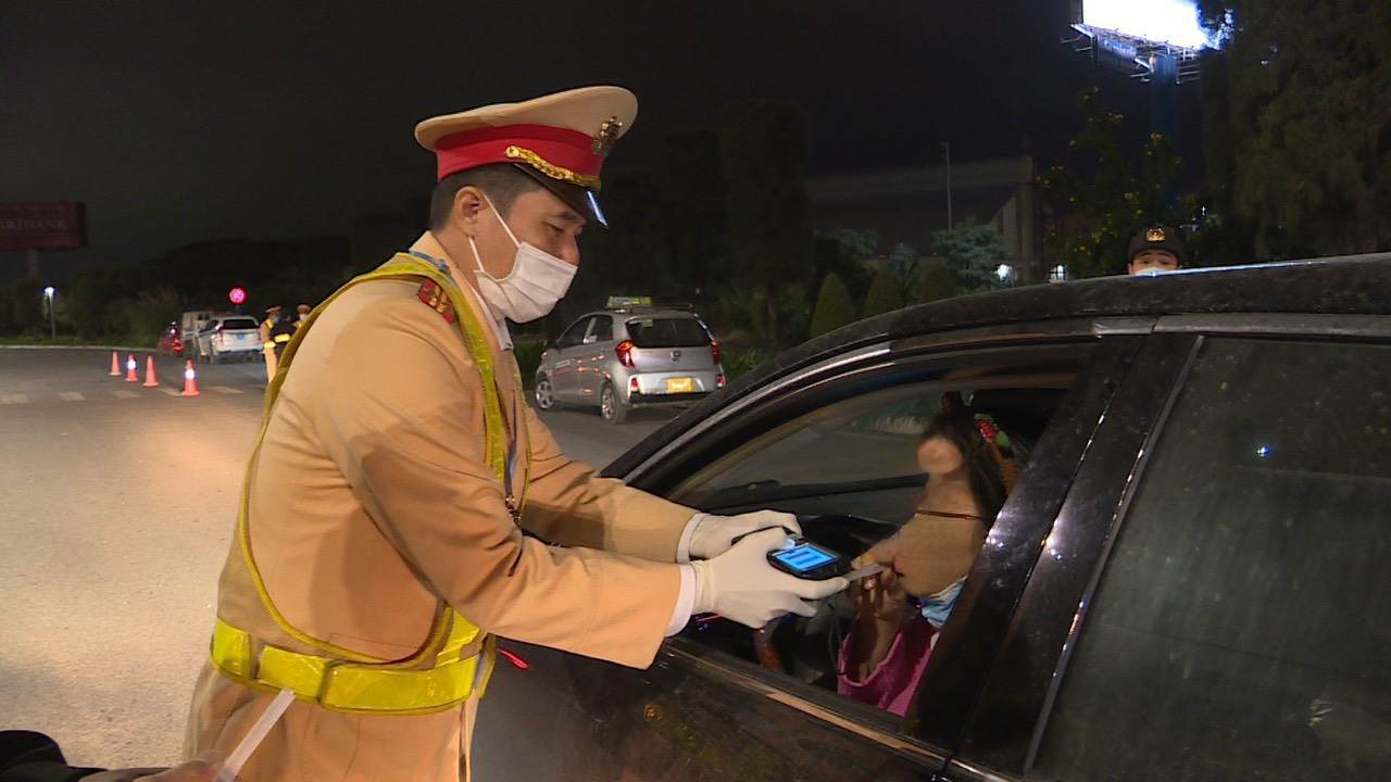 Quảng Ninh: Giật mình CSGT phát hiện nữ tài xế lái ô tô con vi phạm nồng độ cồn &quot;khủng&quot; - Ảnh 1.