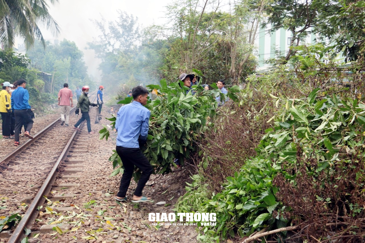 Nỗ lực giải tỏa hành lang an toàn giao thông đường sắt qua Đà Nẵng - Ảnh 1.