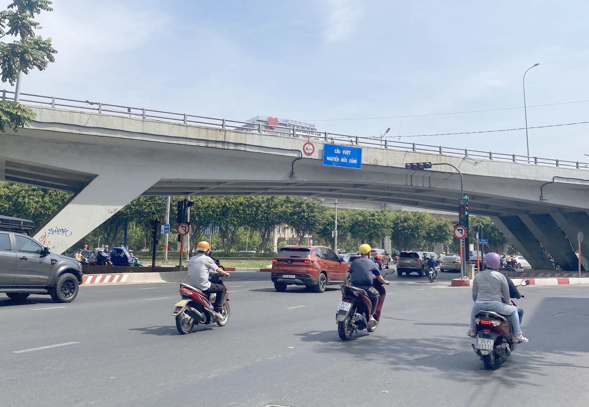 TP.HCM: Ô tô được phép lưu thông trên cầu vượt Nguyễn Hữu Cảnh từ ngày 5/3 - Ảnh 1.