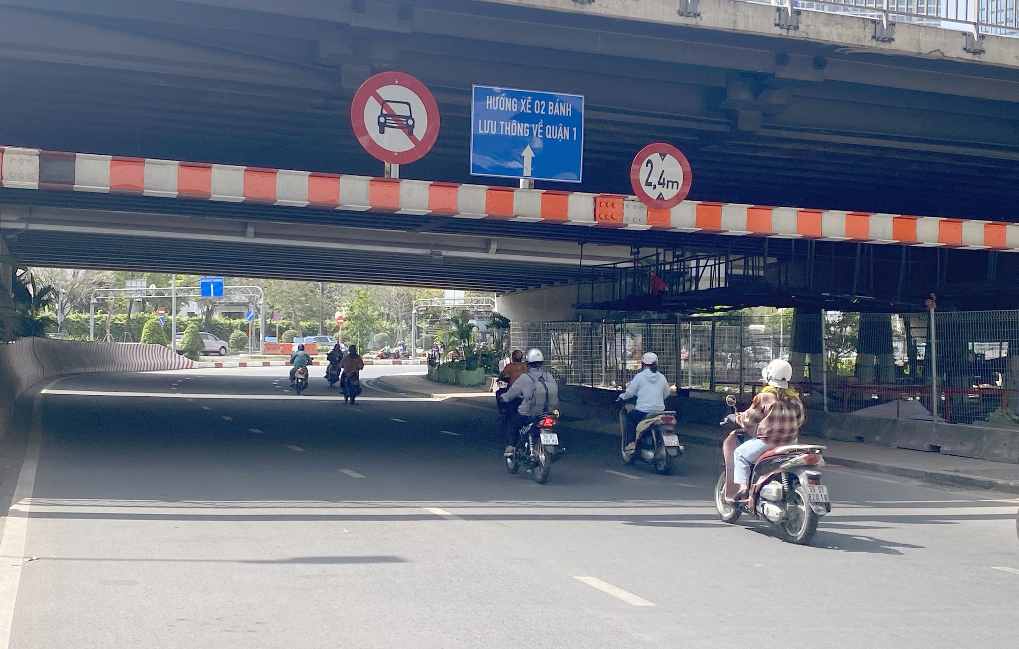 TP.HCM: Ô tô được phép lưu thông trên cầu vượt Nguyễn Hữu Cảnh từ ngày 5/3 - Ảnh 3.